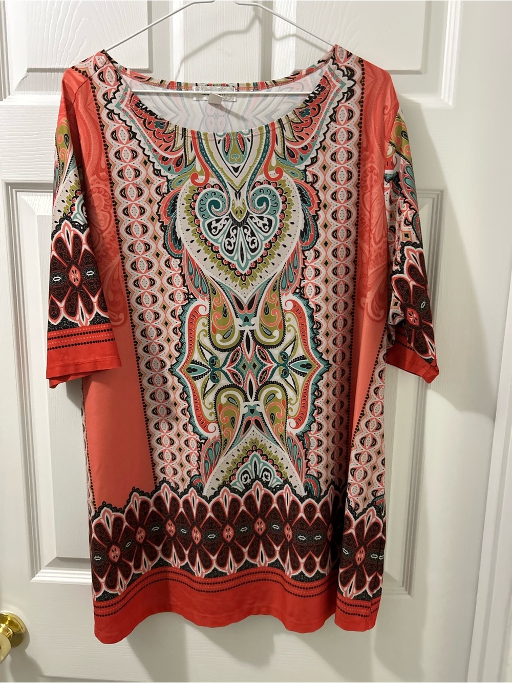Beautiful Dressbarn 1X tunic top featuring an eye-catching paisley and medallion